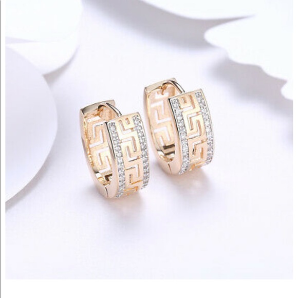 NWT 18K Gold Plated Swarovski Crystals Earrings - Picture 3 of 3